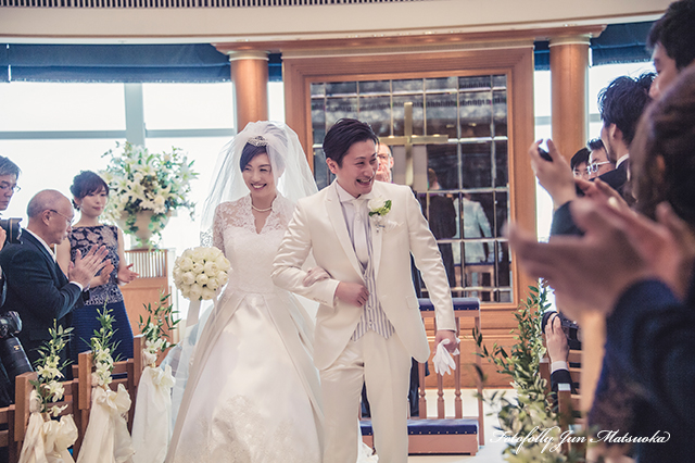 ホテルニューグランド横浜での結婚式写真　持ち込みカメラマンが撮影した写真　ブライダルフォト　挙式退場１