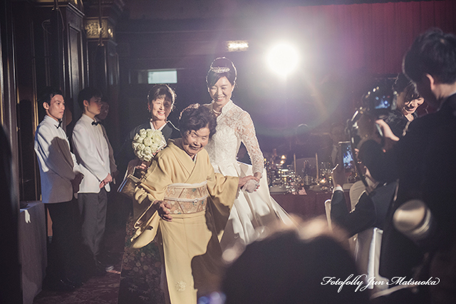 ホテルニューグランド横浜での結婚式写真　持ち込みカメラマンが撮影した写真　ブライダルフォト　お色直し退場
