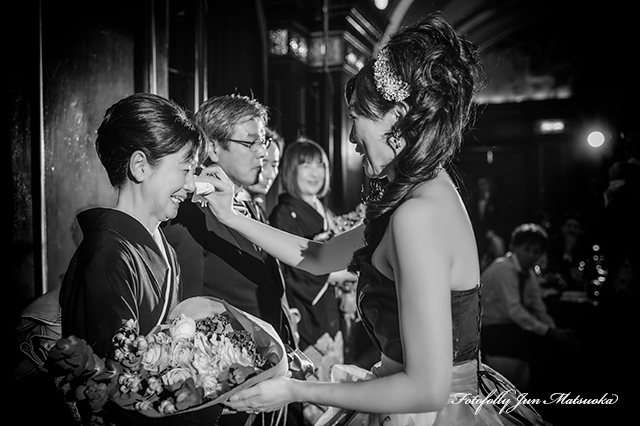ホテルニューグランド横浜での結婚式写真　持ち込みカメラマンが撮影した写真　ブライダルフォト　花束贈呈