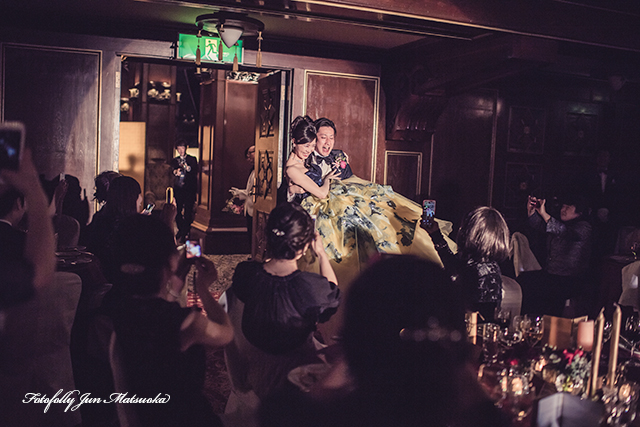 披露宴入場　持ち込みカメラマン　ブライダルフォト　横浜ニューグランドで結婚式ゲスト側から写真撮影