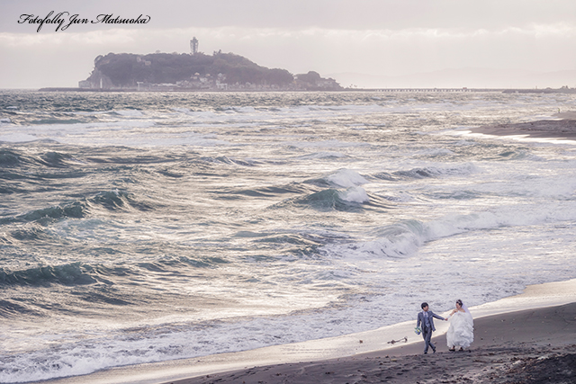 茅ヶ崎海岸でウエディング前撮り　結婚式前撮り　海でウエディングフォト　波打ち際を走る　引き