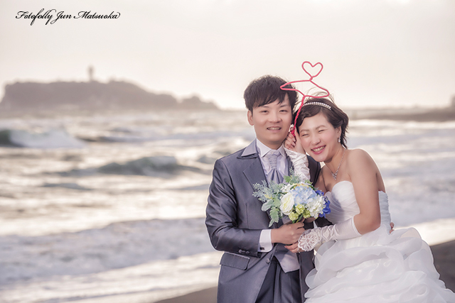 茅ヶ崎海岸でウエディング前撮り　結婚式前撮り　海でウエディングフォト　相合い傘