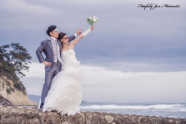 茅ヶ崎海岸でウエディング前撮り　結婚式前撮り　海でウエディングフォト　サングラス