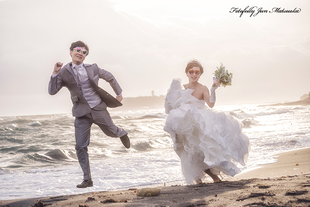 茅ヶ崎海岸でウエディング前撮り　結婚式前撮り　海でウエディングフォト　波打ち際でジャンプ