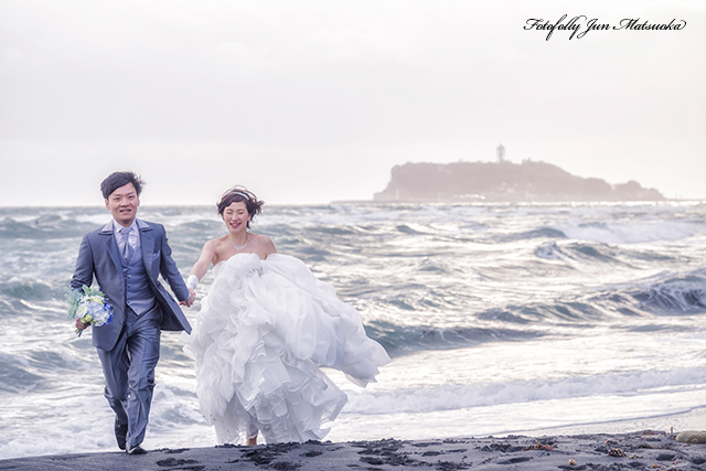 茅ヶ崎海岸でウエディング前撮り　結婚式前撮り　海でウエディングフォト　波打ち際を走る