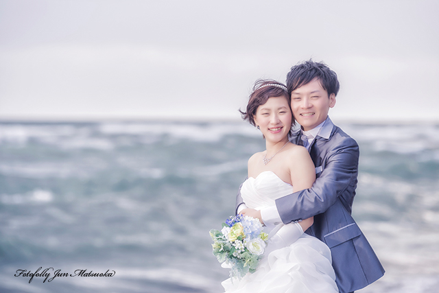 茅ヶ崎海岸でウエディング前撮り　結婚式前撮り　海でウエディングフォト　二人ポートレート