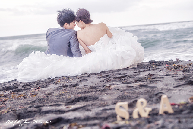 茅ヶ崎海岸でウエディング前撮り　結婚式前撮り　海でウエディングフォト　イニシャルウッド