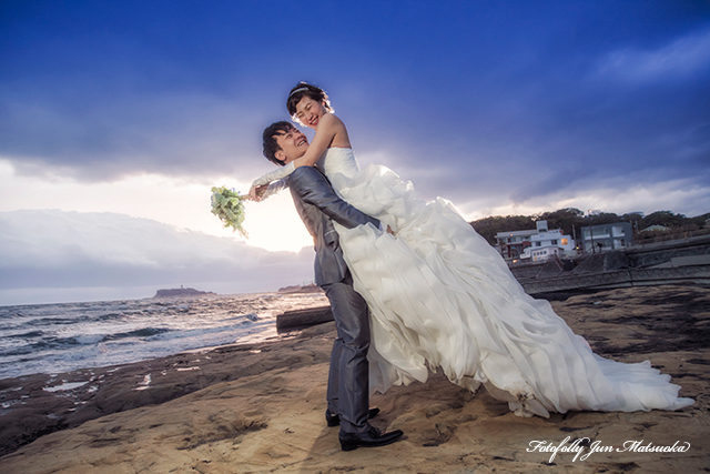 茅ヶ崎海岸でウエディング前撮り　結婚式前撮り　海でウエディングフォト　だっこ
