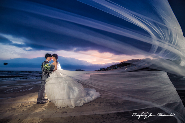 茅ヶ崎海岸でウエディング前撮り　結婚式前撮り　海でウエディングフォト　ベール　日没後
