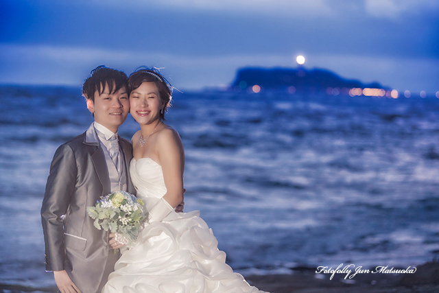 茅ヶ崎海岸でウエディング前撮り　結婚式前撮り　海でウエディングフォト　江ノ島を入れて二人のショット