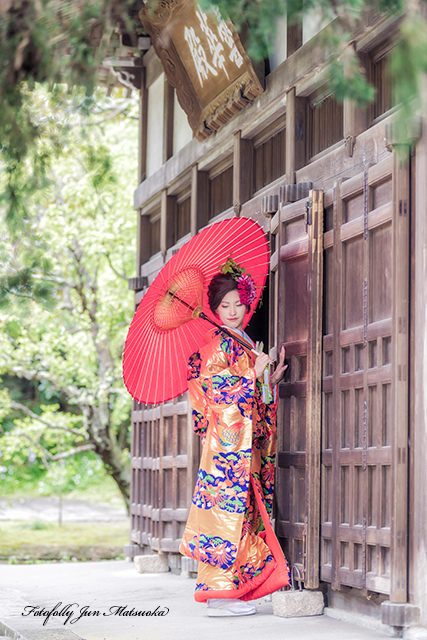 鎌倉浄智寺で和装結婚式前撮り　和装でウエディングフォト　鎌倉前撮り　浄智寺奥の木造
