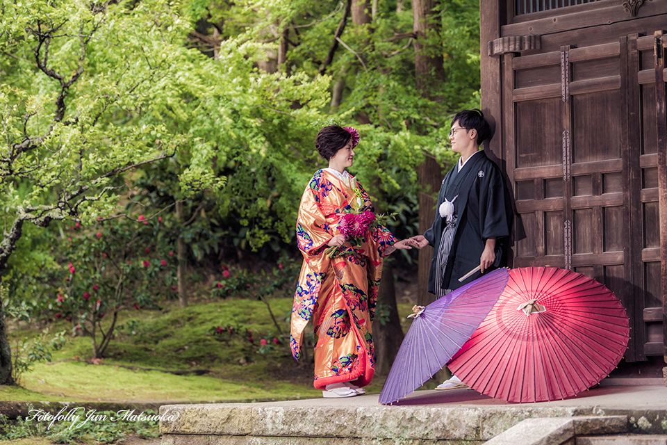 鎌倉浄智寺で和装結婚式前撮り　和装でウエディングフォト　鎌倉前撮り　浄智寺傘を置いて