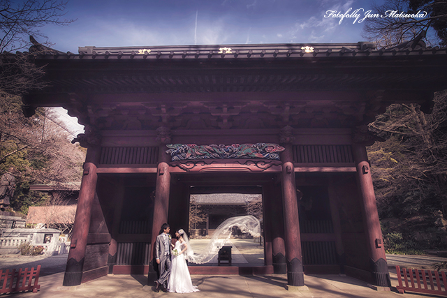 鎌倉のお寺で前撮り　フォトウエディング　ウエディングカメラマン鎌倉　鎌倉妙本寺で前撮り　門にて２人