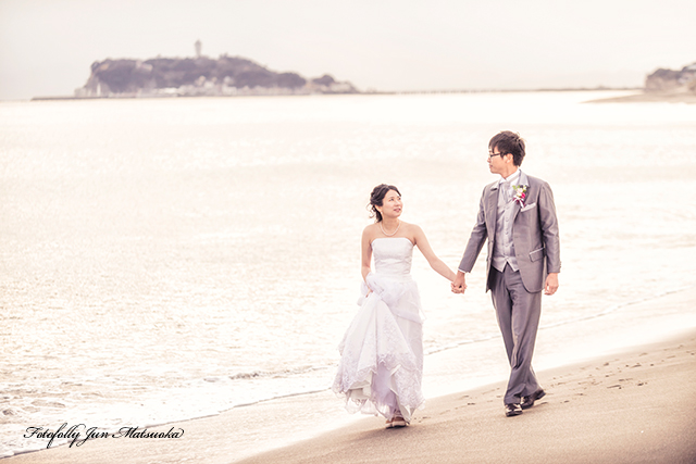 鎌倉の海で前撮り　フォトウエディング　ウエディングカメラマン鎌倉　鎌倉海岸で前撮り　歩く