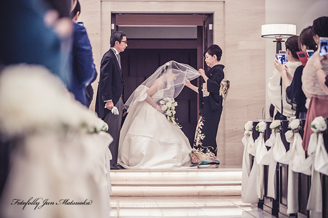 ホテルニューオータニ東京で結婚式の写真　ニューオータニウエディング　持ち込みカメラマンニューオータニ　ウエディングカメラマン　ニューオータニで挙式　ベールダウン