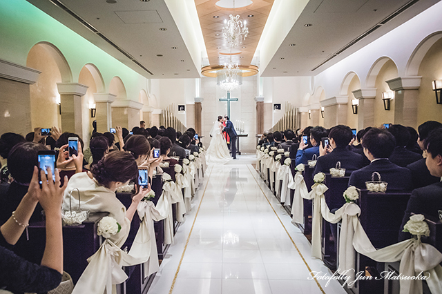 ホテルニューオータニ東京で結婚式の写真　ニューオータニウエディング　持ち込みカメラマンニューオータニ　ウエディングカメラマン　ニューオータニで挙式　キスシーン