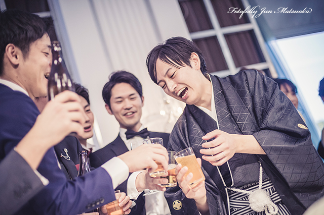 ホテルニューオータニ東京で結婚式の写真　ニューオータニウエディング　持ち込みカメラマンニューオータニ　ウエディングカメラマン　ニューオータニで披露宴　ビールを注ぐ