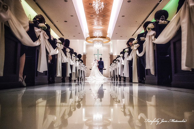 ホテルニューオータニ東京で結婚式の写真　ニューオータニウエディング　持ち込みカメラマンニューオータニ　ウエディングカメラマン　ニューオータニで披露宴　挙式バックショット床に映る