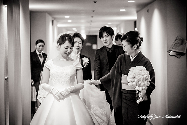 ホテルオークラ東京で結婚式写真　ブライダルカメラマン　持ち込みウエディングカメラマン　持ち込みカメラマンが撮るオークラでのウエディングフォト　スナップ廊下を歩く