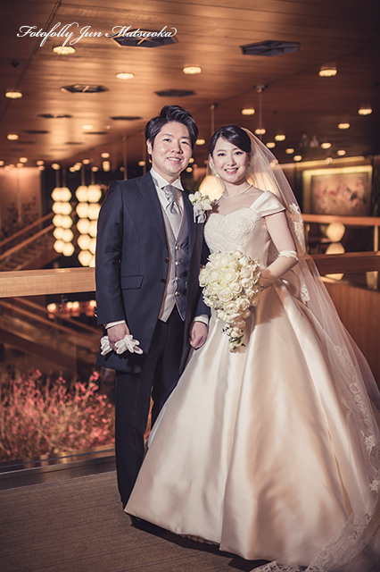 ホテルオークラ東京で結婚式写真　ブライダルカメラマン　持ち込みウエディングカメラマン　持ち込みカメラマンが撮るオークラでのウエディングフォト　ロビーでロケーションフォト　二人立ち