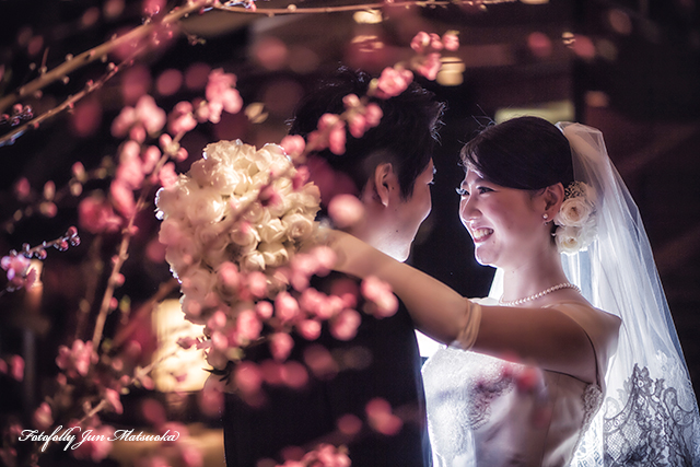 ホテルオークラ東京で結婚式写真　ブライダルカメラマン　持ち込みウエディングカメラマン　持ち込みカメラマンが撮るオークラでのウエディングフォト　ロビーロケーションフォト　寄り