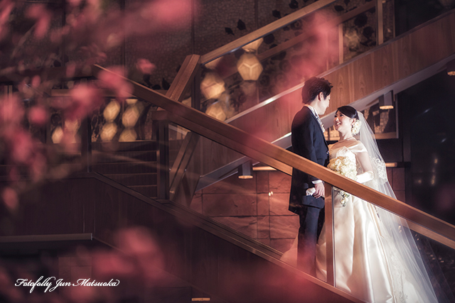 ホテルオークラ東京で結婚式写真　ブライダルカメラマン　持ち込みウエディングカメラマン　持ち込みカメラマンが撮るオークラでのウエディングフォト　ロビーでロケーションフォト梅と