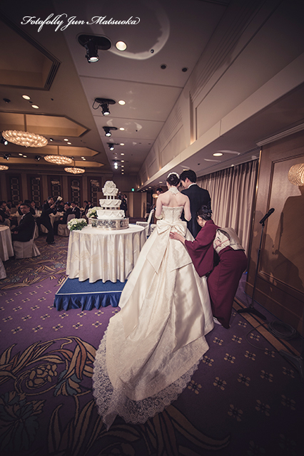 ホテルオークラ東京で結婚式写真　ブライダルカメラマン　持ち込みウエディングカメラマン　持ち込みカメラマンが撮るオークラでのウエディングフォト　披露宴　入場バックショット