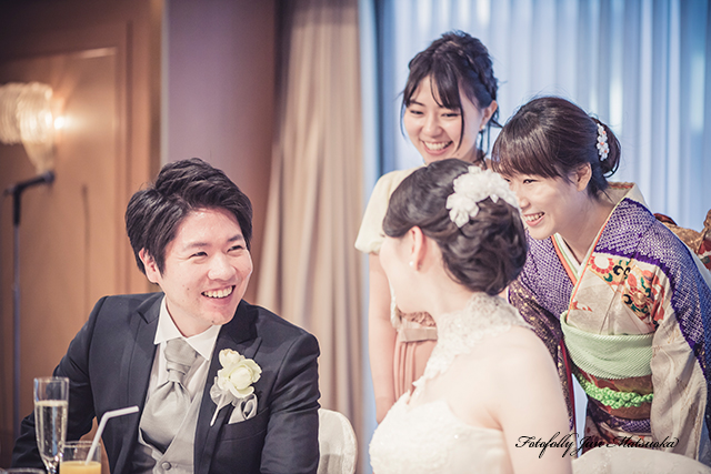 ホテルオークラ東京で結婚式写真　ブライダルカメラマン　持ち込みウエディングカメラマン　持ち込みカメラマンが撮るオークラでのウエディングフォト　披露宴　歓談スナップ