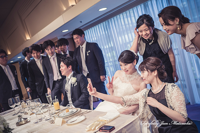 ホテルオークラ東京で結婚式写真　ブライダルカメラマン　持ち込みウエディングカメラマン　持ち込みカメラマンが撮るオークラでのウエディングフォト　披露宴　歓談