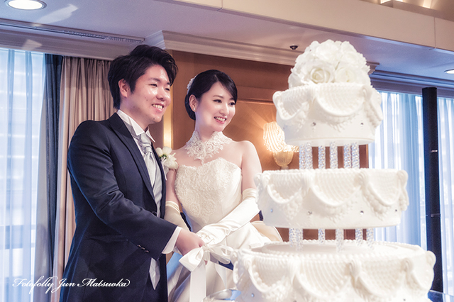 ホテルオークラ東京で結婚式写真　ブライダルカメラマン　持ち込みウエディングカメラマン　持ち込みカメラマンが撮るオークラでのウエディングフォト　披露宴　ケーキカット１