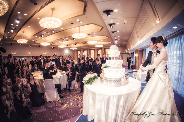 ホテルオークラ東京で結婚式写真　ブライダルカメラマン　持ち込みウエディングカメラマン　持ち込みカメラマンが撮るオークラでのウエディングフォト　披露宴　ケーキカット広角