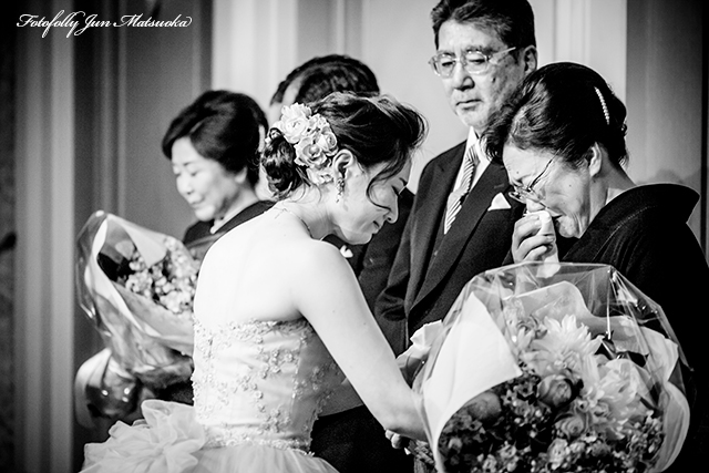 ホテルオークラ東京で結婚式写真　ブライダルカメラマン　持ち込みウエディングカメラマン　持ち込みカメラマンが撮るオークラでのウエディングフォト　披露宴　花束贈呈