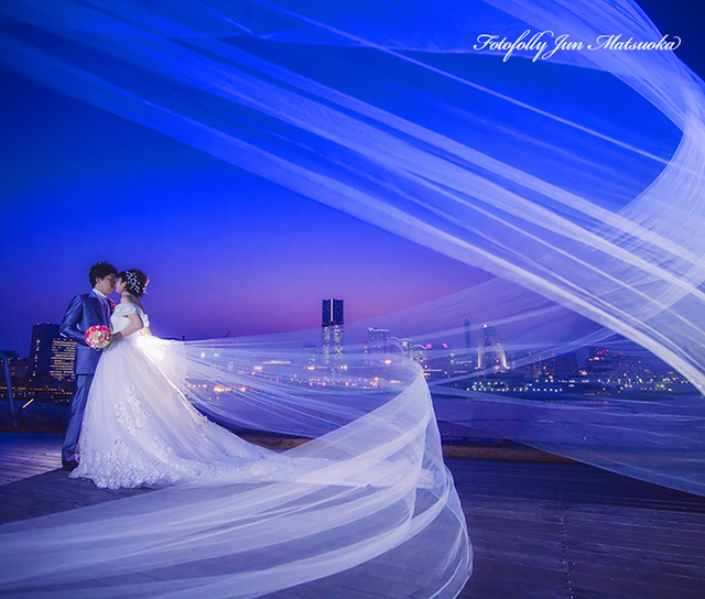 結婚式前撮り　横浜大桟橋にて ベールふわっと　横浜の夜景前撮り