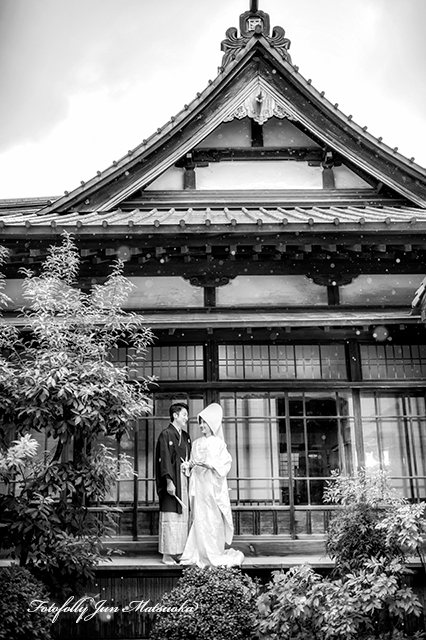 東京都内結婚式和装で前撮り　和装　綿帽子着物でフォトウエディング　結婚式後撮り　ウエディングカメラマン東京都内　池上で前撮り　色打掛でロケーションフォト　池上本妙院　雨のショット