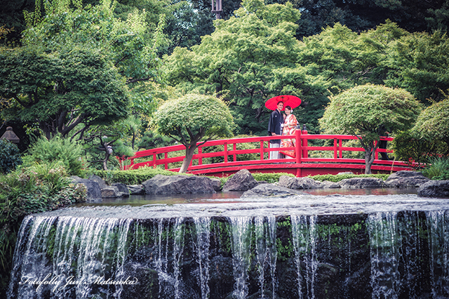 ホテルニューオータニ東京での結婚式　ニューオータニ持ち込みカメラマン　ウエディングフォト　和装色打掛　ニューオータニの庭園でロケーションフォト　滝にて