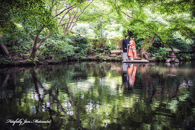 ホテルニューオータニ東京での結婚式　ニューオータニ持ち込みカメラマン　ウエディングフォト　和装色打掛　ニューオータニの庭園でロケーションフォト　池にて
