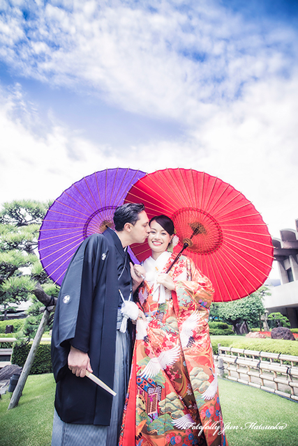 ホテルニューオータニ東京での結婚式　ニューオータニ持ち込みカメラマン　ウエディングフォト　和装色打掛　ニューオータニの庭園でロケーションフォト　お庭にて