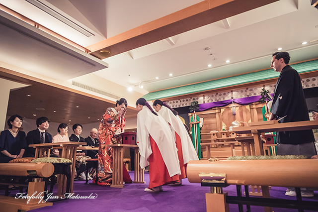 ホテルニューオータニ東京での結婚式　ニューオータニ持ち込みカメラマン　ウエディングフォト　和装色打掛　ニューオータニの神殿にて挙式　三三九度
