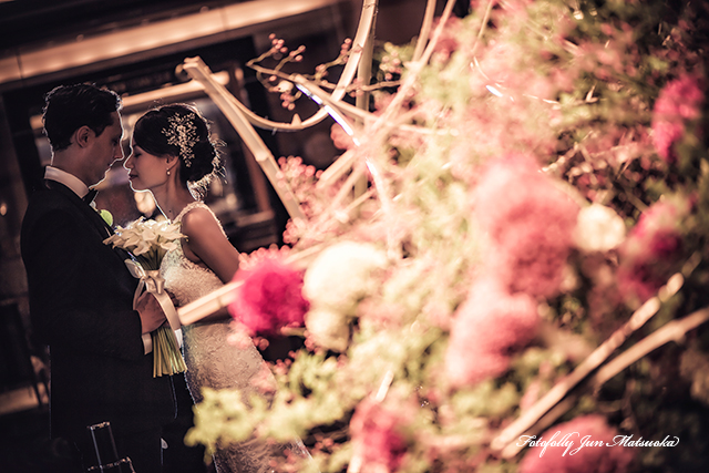 ホテルニューオータニ東京での結婚式　ニューオータニ持ち込みカメラマン　ウエディングフォト　ニューオータニ玄関のお花　ロゴを入れてロケーションフォト
