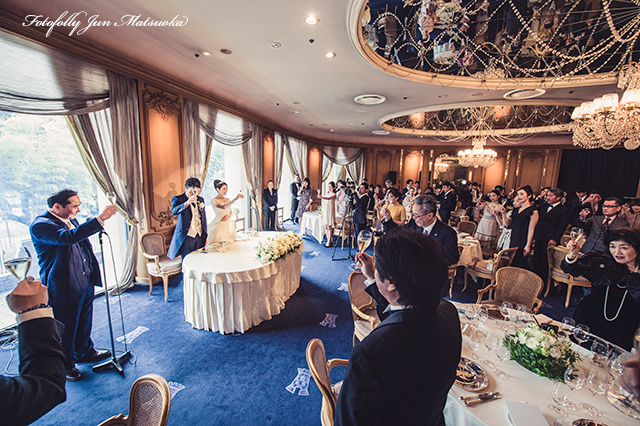トゥールダルジャン東京での結婚式　ホテルニューオータニ内にあるトゥールダルジャン東京　ブライダルフォト　結婚式持ち込みカメラマン　トゥールダルジャンレストラン　結婚披露宴　乾杯