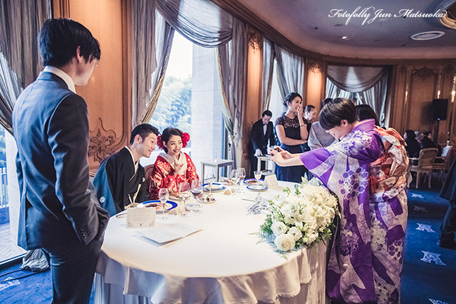 トゥールダルジャン東京での結婚式　ホテルニューオータニ内にあるトゥールダルジャン東京　ブライダルフォト　結婚式持ち込みカメラマン　トゥールダルジャンレストラン　結婚披露宴　色打掛で写真タイム