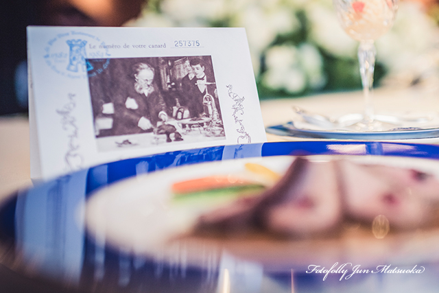 トゥールダルジャン東京での結婚式　ホテルニューオータニ内にあるトゥールダルジャン東京　ブライダルフォト　結婚式持ち込みカメラマン　トゥールダルジャンレストラン　結婚披露宴　メインディッシュの鴨のカード