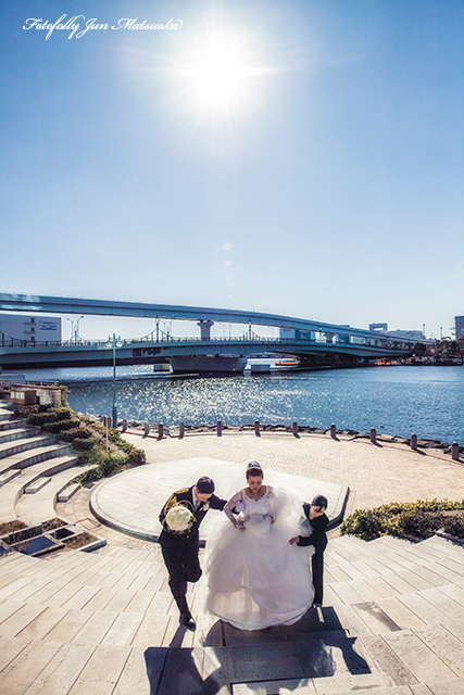 東京ベイコートクラブ　持ち込みカメラマン　ベイコートクラブ結婚式　ウエディングフォト　ベイコートクラブ階段を上る