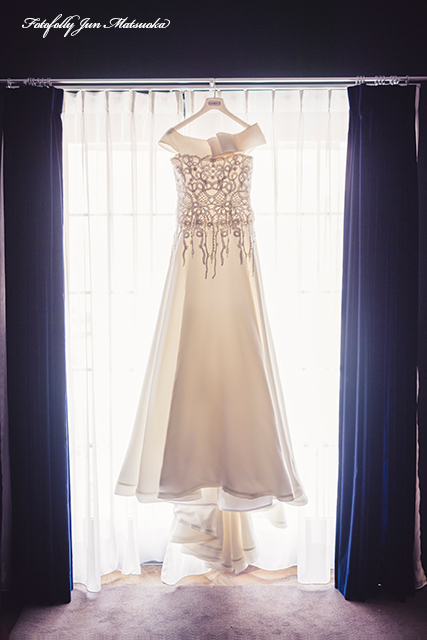 ヴィラ・デ・マリアージュさいたま 結婚式写真 ウエディングフォト ブライダルフォト メイクシーン ウエディングドレスかけたカット