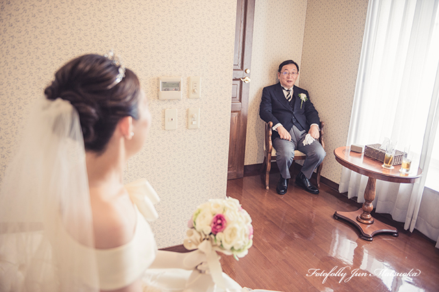 ヴィラ・デ・マリアージュさいたま 結婚式写真 ウエディングフォト ブライダルフォト ロケーションフォト 挙式前控室のシーン