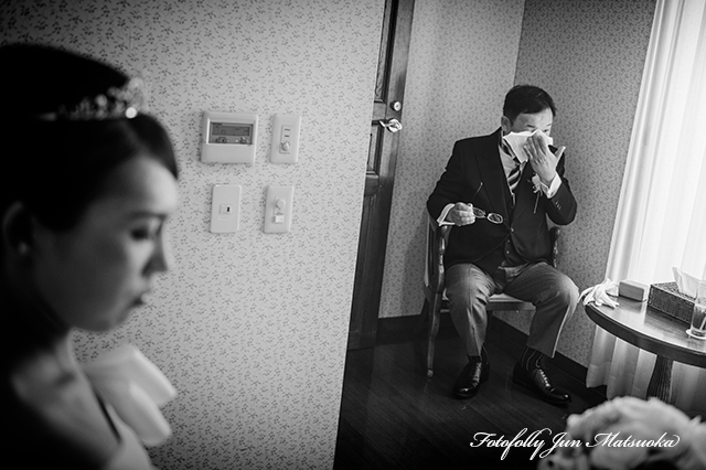 ヴィラ・デ・マリアージュさいたま 結婚式写真 ウエディングフォト ブライダルフォト ロケーションフォト 挙式前控室のシーン父の様子