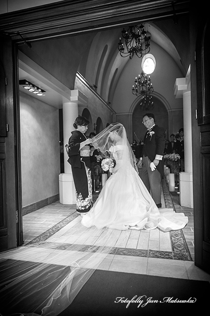 ヴィラ・デ・マリアージュさいたま 結婚式写真 ウエディングフォト ブライダルフォト ロケーションフォト 挙式入場新婦母ベールダウン