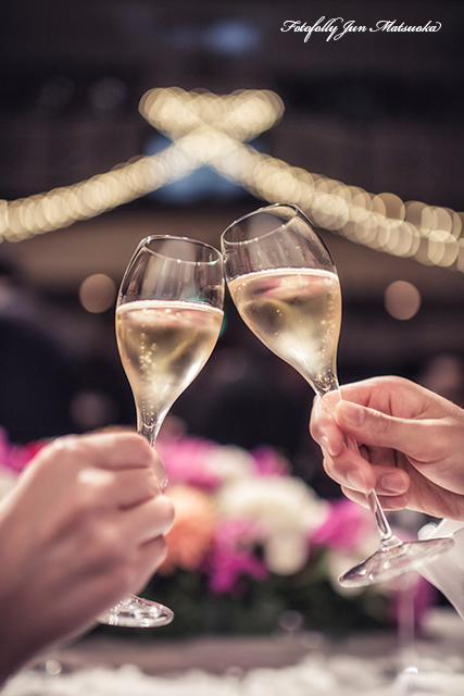 ヴィラ・デ・マリアージュさいたま 結婚式写真 ウエディングフォト ブライダルフォト ロケーションフォト 披露宴乾杯グラスアップ