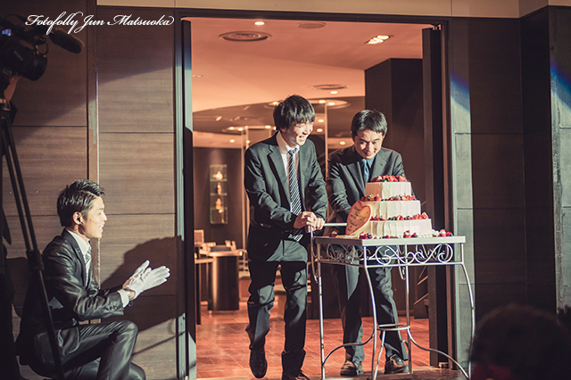 ヴィラ・デ・マリアージュさいたま 結婚式写真 ウエディングフォト ブライダルフォト ロケーションフォト 披露宴ウエディングケーキ入場