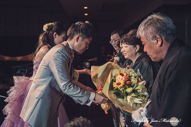 ヴィラ・デ・マリアージュさいたま 結婚式写真 ウエディングフォト ブライダルフォト ロケーションフォト 披露宴両親花束贈呈